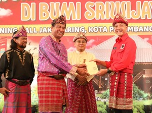 Diberi Tanjak Melayu, Ganjar Jadi Keluarga Kesultanan Palembang