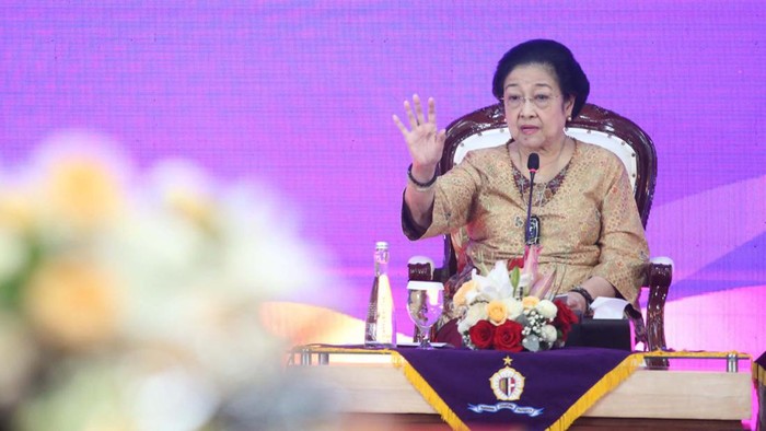 Momen Megawati Hadiri Peluncuran 58 Buku di Lemhannas Presiden Kelima RI Prof. Dr. (HC) Megawati Soekarnoputri menghadiri acara peluncuran 58 buku dalam rangka Hari Jadi ke-58 Lembaga Pertahanan Nasional (Lemhannas) RI, di Gedung Lemhannas RI, Jakarta Pusat, Sabtu (20/5/2023).