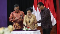 Putri Proklamator RI Soekarno itu didampingi Gubernur Lemhannas dan peraih gelar doktor geopolitik dari Universitas Pertahanan (Unhan) RI Hasto Kristiyanto dalam sesi peresmian buku tersebut.