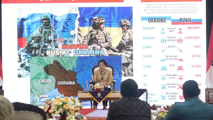 Momen Megawati Hadiri Peluncuran 58 Buku di Lemhannas Presiden Kelima RI Prof. Dr. (HC) Megawati Soekarnoputri menghadiri acara peluncuran 58 buku dalam rangka Hari Jadi ke-58 Lembaga Pertahanan Nasional (Lemhannas) RI, di Gedung Lemhannas RI, Jakarta Pusat, Sabtu (20/5/2023).