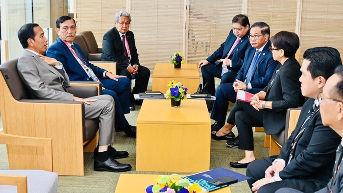 Momen Pertemuan Jokowi dan PM Inggris Bahas Proyek Energi-Hibah Presiden Joko Widodo menggelar pertemuan bilateral dengan Perdana Menteri (PM) Inggris Rishi Sunak di sela Konferensi Tingkat Tinggi (KTT) G7 di Hotel Grand Prince, Hiroshima, Jepang, Sabtu (20/5/2023).