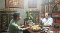 Prabowo menyampaikan kedatangannya di Kota Solo hanya mampir usai mengunjungi Pekalongan dan Semarang. Prabowo mengaku sebagai inisiator pertemuan dengan Gibran. (Foto: Tara Wahyu NV/detikJateng)