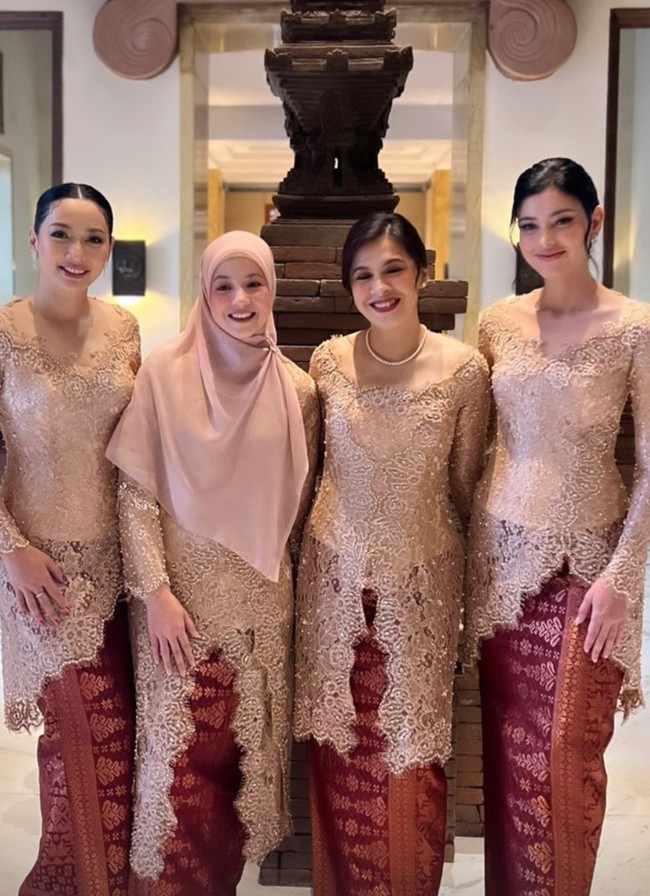 Saat prosesi akad, hadir Medina, Hesti Purwadinata, Natasha Rizky sebagai bridesmaid. Untuk momen spesial tersebut, kebaya coklat dan songket merah marun menjadi andalan. (Foto: Instagram)