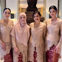 Saat prosesi akad, hadir Medina, Hesti Purwadinata, Natasha Rizky sebagai bridesmaid. Untuk momen spesial tersebut, kebaya coklat dan songket merah marun menjadi andalan. (Foto: Instagram)