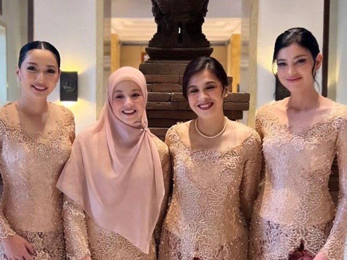 Natasha Rizki yang datang ke pernikahan Enzy Storia.