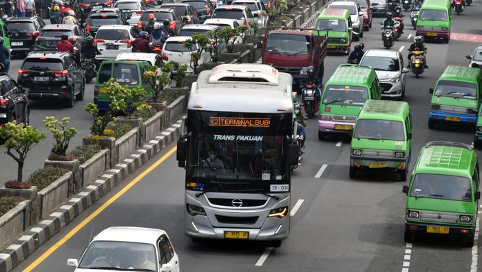 Sejumlah calon penumpang bersiap naik Biskita Transpakuan Bogor di Halte Bappeda, Kota Bogor, Jawa Barat, Sabtu (20/5/2023). Direktur Angkutan Badan Pengelola Transportasi Jabodetabek (BPTJ) Kementerian Perhubungan Tatan Rustandi mengatakan tarif angkutan transportasi publik Biskita Traspakuan Bogor telah ditetapkan dengan setiap penumpang dikenai tarif sebesar Rp4.000 untuk satu kali perjalanan dan mulai berlaku pada tanggal 20 Mei 2023. ANTARA FOTO/Arif Firmansyah/aww.