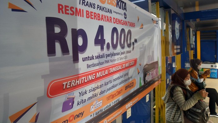 Sejumlah calon penumpang bersiap naik Biskita Transpakuan Bogor di Halte Bappeda, Kota Bogor, Jawa Barat, Sabtu (20/5/2023). Direktur Angkutan Badan Pengelola Transportasi Jabodetabek (BPTJ) Kementerian Perhubungan Tatan Rustandi mengatakan tarif angkutan transportasi publik Biskita Traspakuan Bogor telah ditetapkan dengan setiap penumpang dikenai tarif sebesar Rp4.000 untuk satu kali perjalanan dan mulai berlaku pada tanggal 20 Mei 2023. ANTARA FOTO/Arif Firmansyah/aww.