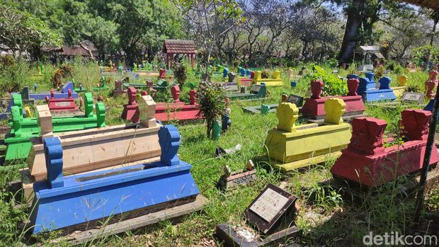 Nisan dan kijing makam di TPU Jatiguwi Kabupaten Malang dicat warna-warni.