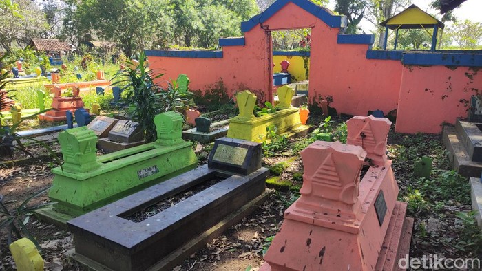 Nisan dan kijing makam di TPU Jatiguwi Kabupaten Malang dicat warna-warni.