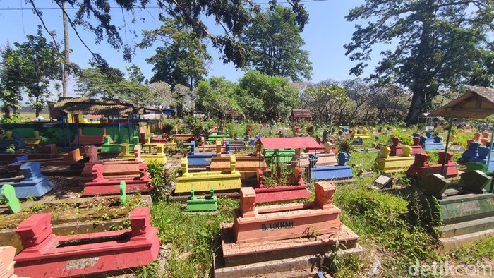 Nisan dan kijing makam di TPU Jatiguwi Kabupaten Malang dicat warna-warni.