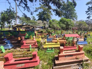 Ratusan Makam di Malang Dicat Pelangi, Ada Alasan Kuat di Baliknya