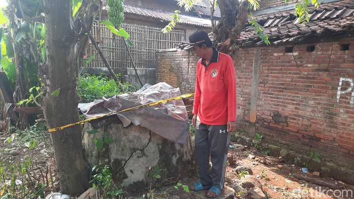 Lokasi sumur tempat bayi berusia tiga bulan ditemukan tewas di Desa Balong Kecamatan Kembang, Sabtu (20/5/2023).