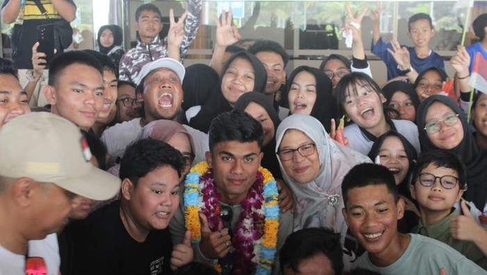 Pemain Timnas Indonesia asal Kepri, Ramadhan Sananta disambut meriah saat tiba di Batam. (Alamudin Hamapu/detikSumut)