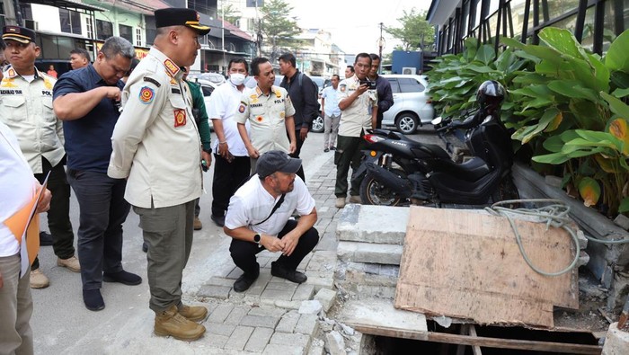 Pemkot Jakut Beri Tanda batas di Ruko Makan Jalan di Pluit (dok. humas Pemkot Jakarta Utara).