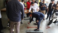 Apabila ada pemilik ruko yang bandel dan mengulur-ulur waktu pembongkaran, Satpol PP akan bersikap tegas untuk membongkar ruko sesuai rekomendasi teknis (rekomtek) yang telah diterbitkan Pemkot Jakut (dok. humas Pemkot Jakarta Utara).
