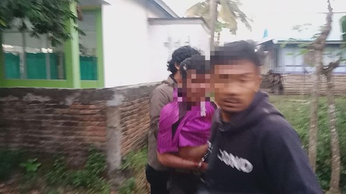 Terduga pencuri handphone di Dompu, NTB, bersembunyi di bawah kolong kasur saat dikejar polisi.