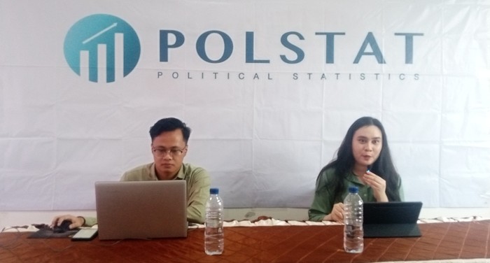 Peneliti Senior Polstat, Apna Permana bersama Peneliti Muda Polstat Anisya Kalyana dalam konferensi pers Sabtu (20/5/2023). (dok.  Polstat).