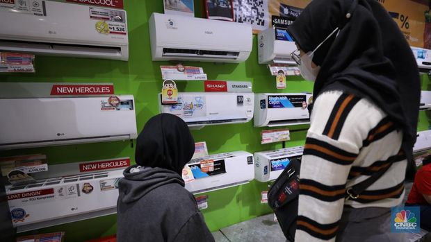 Pengunjung melihat promo diskon elektronik khusus nya AC selama Transmart Full Day Sale di Transmart Cempaka Putih pada Sabtu, (20/5). (CNBC Indonesia/Tri Susilo)