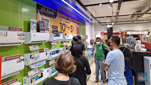 Pengunjung melihat promo diskon elektronik khusus nya AC selama Transmart Full Day Sale di Transmart Cempaka Putih pada Sabtu, (20/5). (CNBC Indonesia/Khoirul Anam)