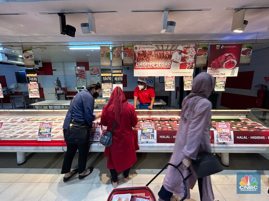 Pengunjung mulai berdatangan ke Transmart Cempaka Putih saat Transmart Full Day Sale mulai dibuka pada Sabtu, (20/5). (վ/Zefanya Aprilia)