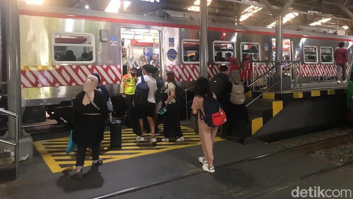 Penumpang KRL Jogja-Solo di Stasiun Tugu, Sabtu (20/5/2023).