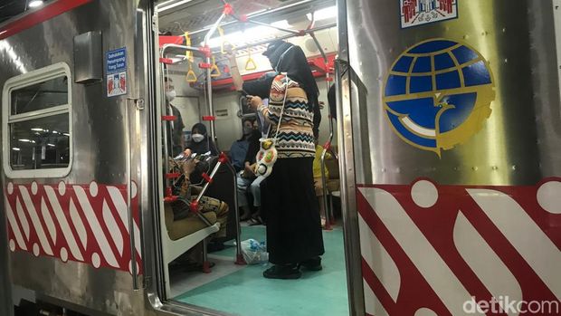 Penumpang KRL Jogja-Solo di Stasiun Tugu, Sabtu (20/5/2023).