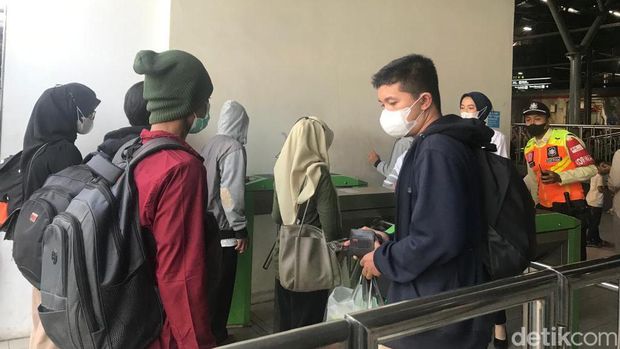 Penumpang KRL Jogja-Solo di Stasiun Tugu, Sabtu (20/5/2023).