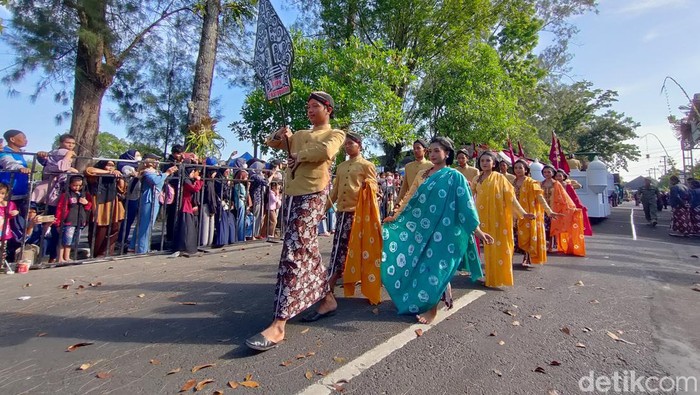 Para pelajar saat unjuk gigi menampilkan busana mataraman di Alun-alun Wates, Kulon Progo, DIY, Sabtu (20/5/2023).