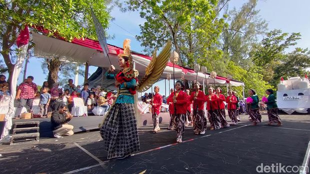 Para pelajar saat unjuk gigi menampilkan busana mataraman di Alun-alun Wates, Kulon Progo, DIY, Sabtu (20/5/2023).