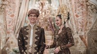 Di momen Akad Nikah ini, Enzy dan sang pujaan hati, yang juga akrab dikenal dengan nama Molen, terlihat begitu serasi dalam balutan busana adat Minang.  Foto: @davidsalimphotography