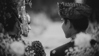 Prosesi pernikahan dengan sentuhan konsep tradisional yang dihadiri oleh keluarga dan sahabat terdekat kedua mempelai ini berlangsung dengan khidmat. Foto: @davidsalimphotography