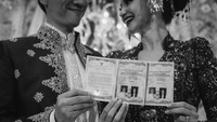 Setelah menjalin hubungan selama kurang lebih 2 tahun, keduanya dinyatakan sah sebagai suami-istri seusai melangsungkan prosesi akad nikah di Nusantara Ballroom, The Dharmawangsa, Jakarta Selatan. Foto: @davidsalimphotography