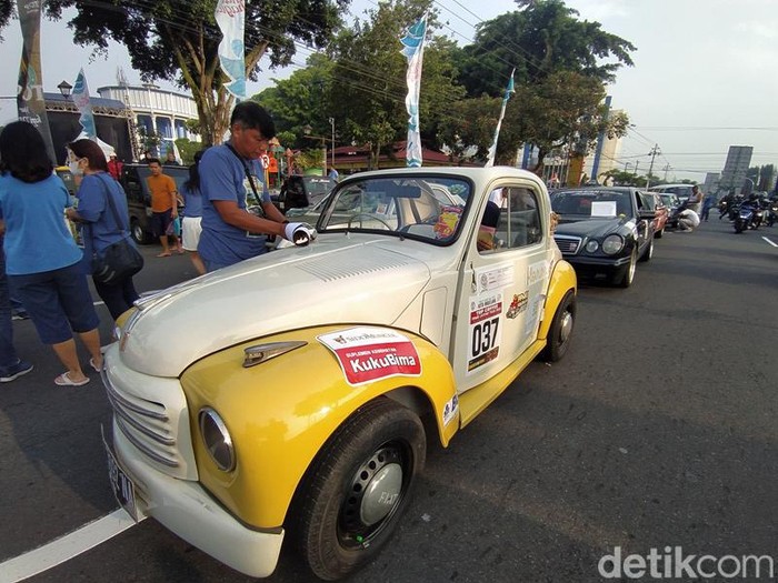Peserta reli mobil kuno di Alun-alun Kota Magelang, Jawa Tengah, Sabtu (20/5/2023).