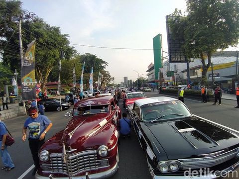 Peserta reli mobil kuno di Alun-alun Kota Magelang, Jawa Tengah, Sabtu (20/5/2023).