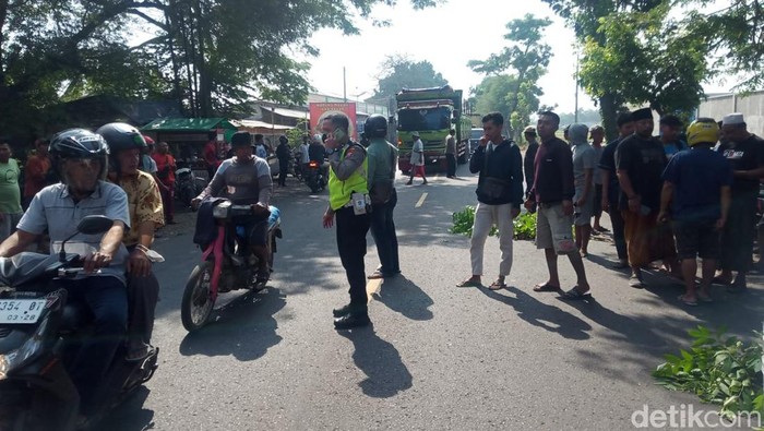 Polisi melakukan olah TKP kecelakaan pembina Pramuka di Jalur Pantura Probolinggo