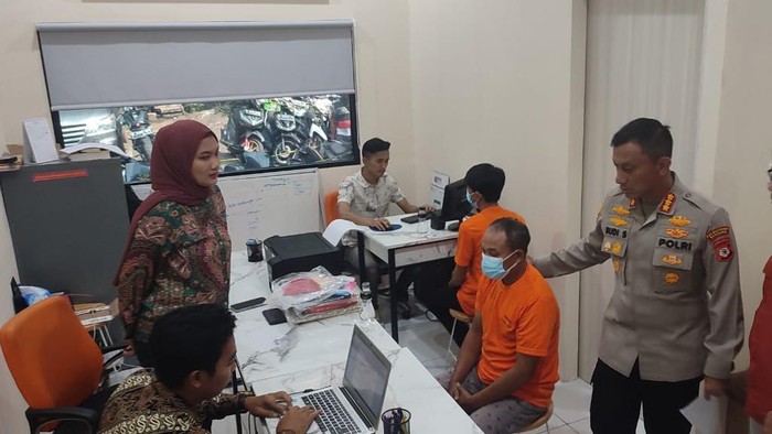 Polisi mengamankan dua mucikari di kawasan Saritem Kota Bandung.