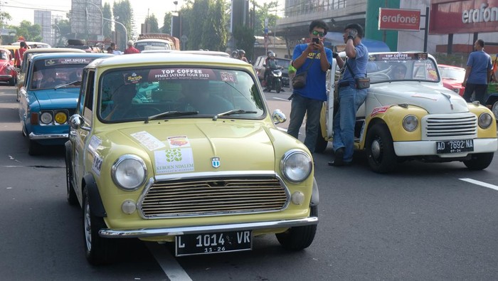 Potret Ratusan Mobil Kuno Wara-wiri di Magelang Sejumlah peserta bersiap mengikuti reli mobil kuno PPMKI Jateng tour 2023 di Alun-alun Magelang, Jateng, Sabtu (20/5/2023). Acara tahunan reli mobil kuno yang diselenggarakan oleh Perhimpunan Penggemar Mobil Kuno Indonesia (PPMKI) itu diikuti oleh 150 peserta dari berbagai kota di Indonesia dengan rute Magelang-Semarang-Magelang sebagai ajang silaturahmi sekaligus untuk mempromosikan pariwisata. ANTARA FOTO/Anis Efizudin/aww.