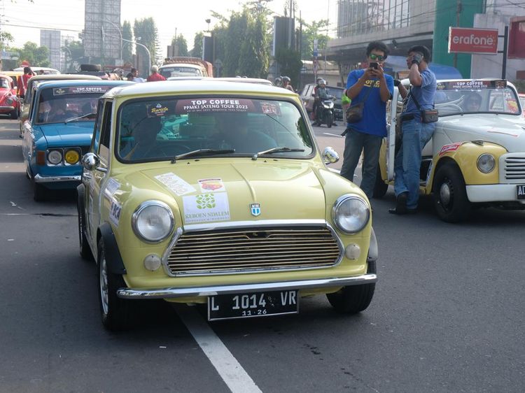 Potret Ratusan Mobil Kuno Wara-wiri di Magelang