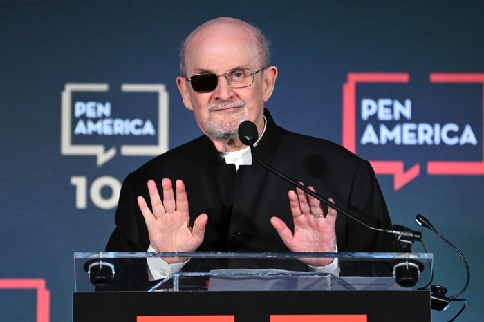 Potret Salman Rushdie Muncul ke Publik NEW YORK, NEW YORK - MAY 18: Honoree Salman Rushdie and Ayad Akhtar appear on stage at the 2023 PEN America Literary Gala at American Museum of Natural History on May 18, 2023 in New York City. (Photo by Bryan Bedder/Getty Images for PEN America)