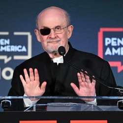 Salman Rushdie Raih Lifetime Achievement di AS