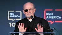 Mata sebelah kanannya diketahui buta atau tidak bisa melihat.   Foto: Getty Images for PEN America/Bryan Bedder