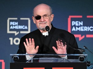 Pria Penikam Salman Rushdie Menolak Bicara di Sidang Pembelaan