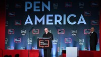 Penampilan Salman Rushdie adalah yang pertama kalinya setelah insiden yang terjadi pada 12 Agustus 2022. Foto: Getty Images for PEN America/Bryan Bedder