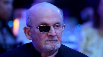 5 Potret Salman Rushdie Muncul ke Publik, Mata Sebelah Kanan Buta