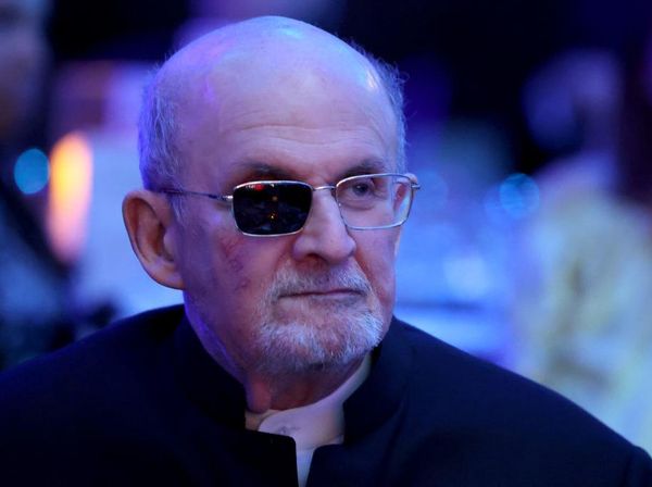 5 Potret Salman Rushdie Muncul ke Publik, Mata Sebelah Kanan Buta