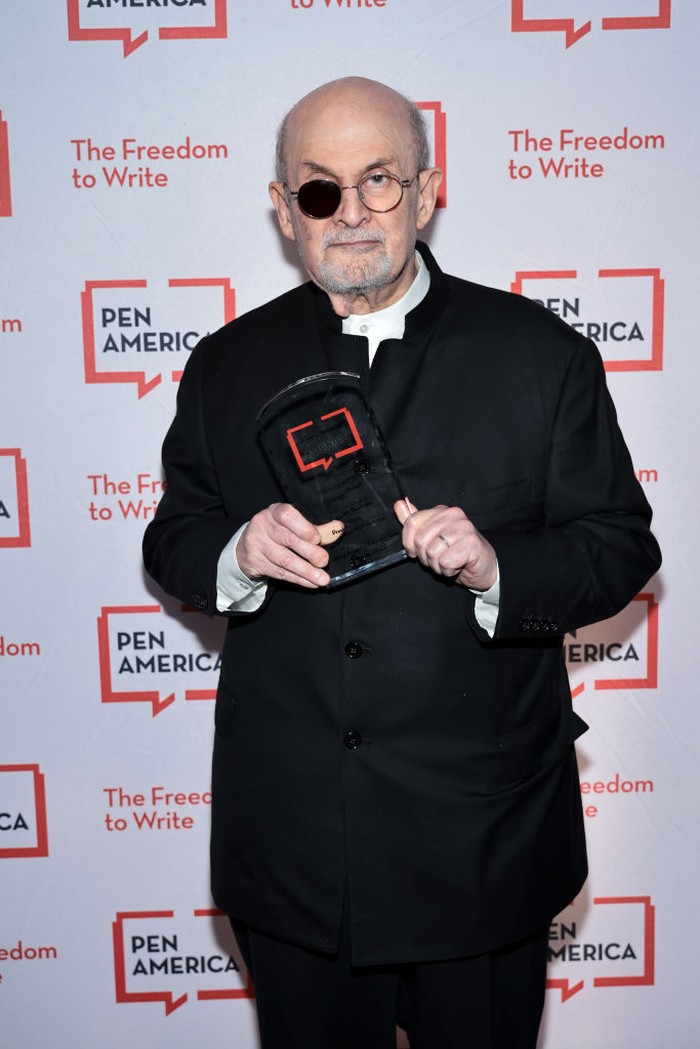 Potret Salman Rushdie Muncul ke Publik NEW YORK, NEW YORK - MAY 18: Honoree Salman Rushdie and Ayad Akhtar appear on stage at the 2023 PEN America Literary Gala at American Museum of Natural History on May 18, 2023 in New York City. (Photo by Bryan Bedder/Getty Images for PEN America)