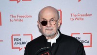 Novelis Salman Rushdie tampil menerima gelar kehormatan di ajang kebebasan berekspresi PEN America di American Museum of Natural History pada 18 Mei di New York, AS.  Foto: Getty Images for PEN America/Bryan Bedder