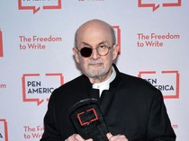 Salman Rushdie Pilih Lanjutkan Hidup Ketimbang Komentari Sidang Hadi Matar Penikam