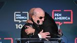 5 Potret Salman Rushdie Muncul ke Publik, Mata Sebelah Kanan Buta
