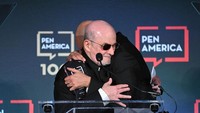Saat ini, kondisi kesehatan Salman Rushdie mulai membaik.  Foto: Getty Images for PEN America/Bryan Bedder